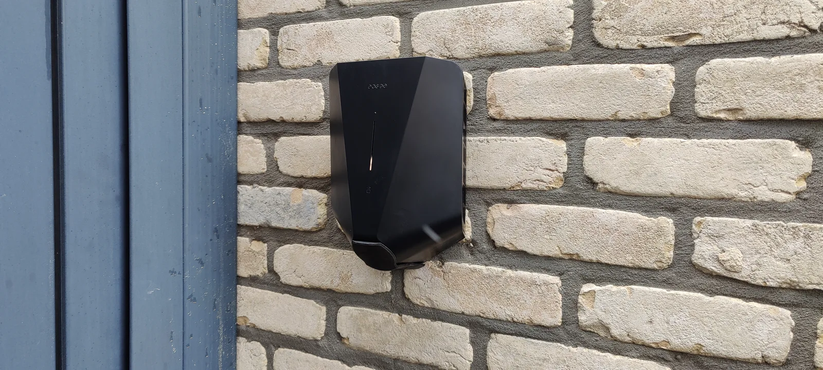 Borne en façade