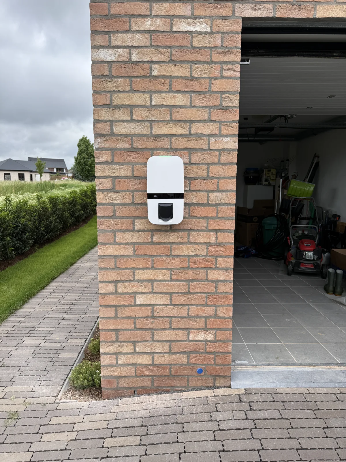 Borne en façade