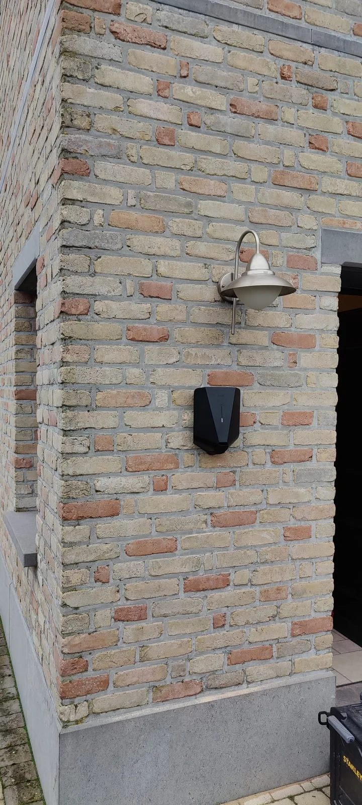 Borne en façade