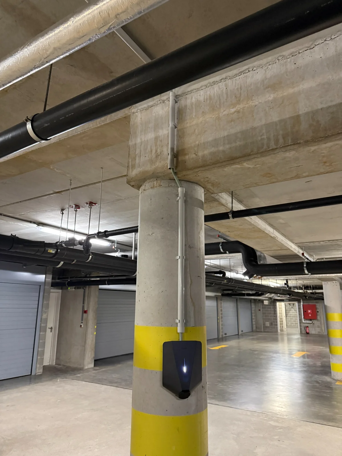 Borne Easee dans un parking collectif