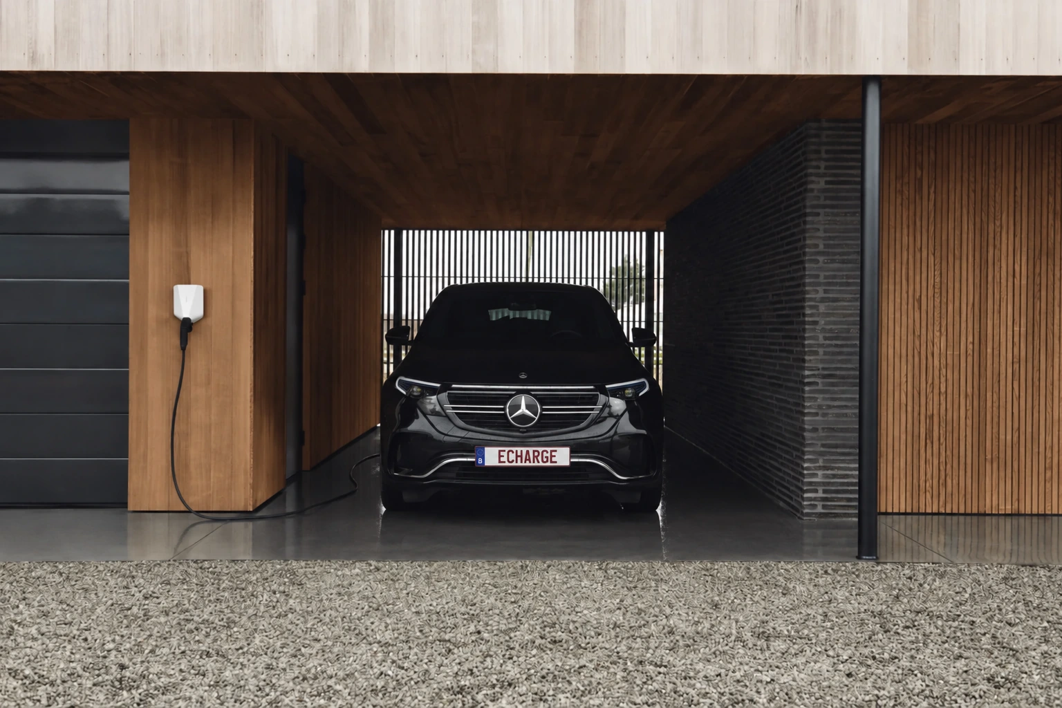 Mercedes avec plaque ECHARGE près d’une borne